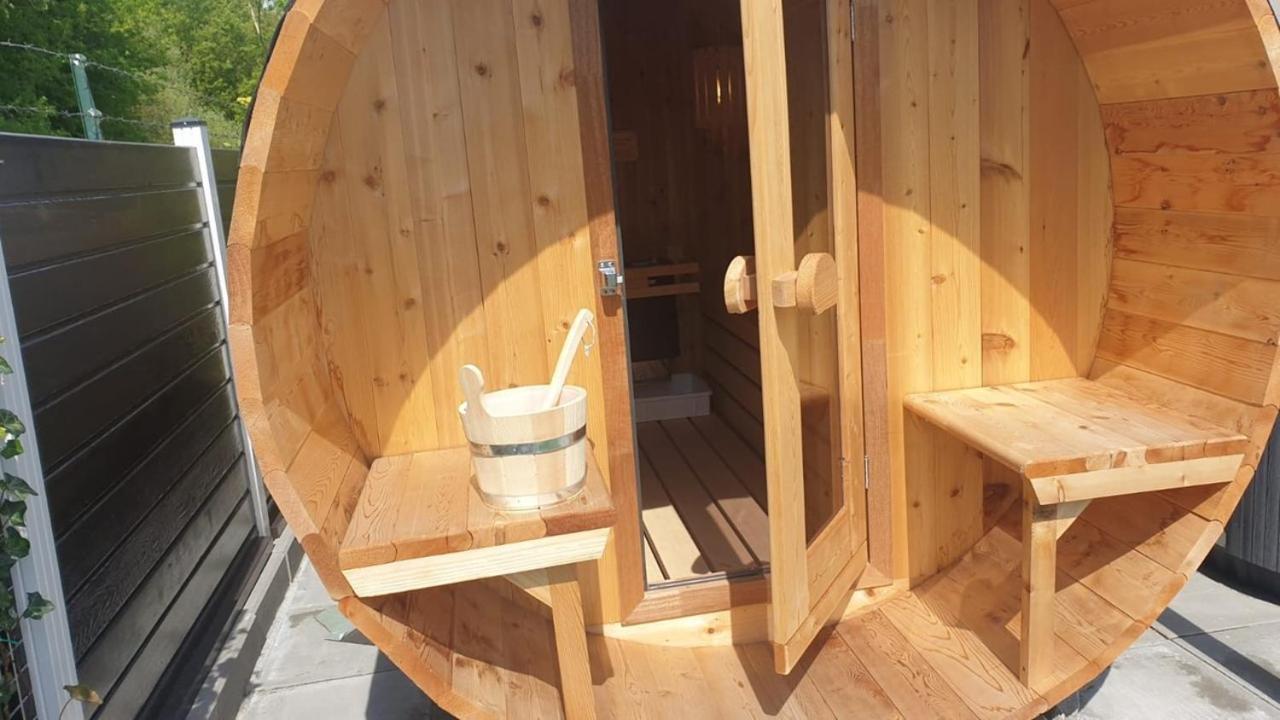 Chalet Buutengeweun, Met Luxe Jacuzzi En Tonsauna سينت انالاند المظهر الخارجي الصورة